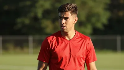 Der FC Schalke 04 hat erste Gespräche mit dem VfB Stuttgart über eine Leihe des Offensivspielers Badredine Bouanani geführt