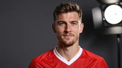 Der 25-jährige DFB-Nationalspieler Jamie Leweling hat ein Angebot von AS Roma abgelehnt und will bei VfB Stuttgart...