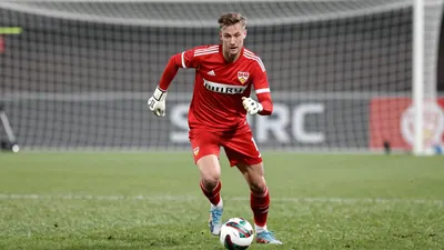 Der 20-jährige Innenverteidiger Finn Jeltsch hat mit starken Leistungen für den VfB Stuttgart die Aufmerksamkeit von...