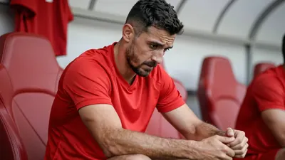 VfB Stuttgart gewinnt 4:1 gegen Köln, doch Kapitän Deniz Undav zieht sich eine Achillessehnenverletzung zu und wird nach...